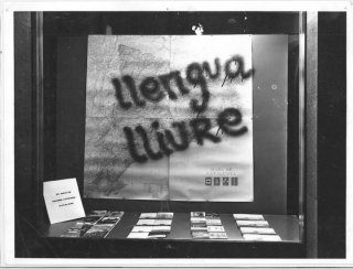 Imatge d’arxiu. Acció d’escriure xxxxxxxxxxx damunt del mapa de Catalunya, 1968-2014 Imatge d’arxiu. Acció d’escriure xxxxxxxxxxx damunt del mapa de Catalunya, 1968-2014