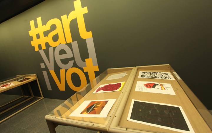 L’exposició #ArtVeuiVot, que reuneix 80 artistes a favor del Dret a Decidir, arriba a Reus. L’exposició #ArtVeuiVot, que reuneix 80 artistes a favor del Dret a Decidir, arriba a Reus.
